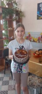 Ангелина аккуратная девочка, гибкая и пластичная, любит заниматься танцами, выразительно читает стихи.